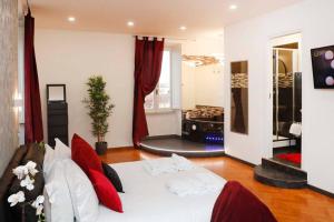 sala de estar con sofá blanco y almohadas rojas en Black Enchanting Jacuzzi Suite Trastevere - Top Collection, en Roma