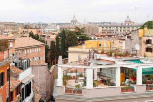 - Vistas a la ciudad desde un edificio en Black Enchanting Jacuzzi Suite Trastevere - Top Collection, en Roma