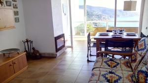 ⭑ Sea views + private beach. What else? ⭑ في توسا ذي مار: غرفة معيشة مع طاولة وأريكة
