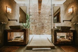 Postel nebo postele na pokoji v ubytování Kenoa Exclusive Beach Spa & Resort + 37 fotografií