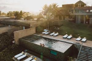 Bazén v ubytování Kenoa Exclusive Beach Spa & Resort nebo v jeho okolí
