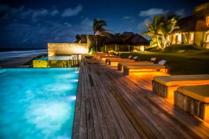 Bazén v ubytování Kenoa Exclusive Beach Spa & Resort nebo v jeho okolí