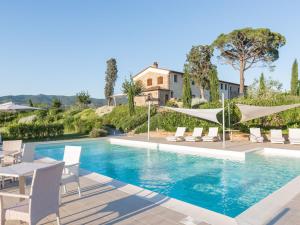 المسبح في 29 Person Holiday Home in Firenze with Private Swimming Pool أو بالجوار