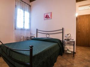 سرير أو أسرّة في غرفة في 29 Person Holiday Home in Firenze with Private Swimming Pool