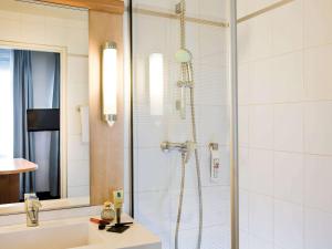 La salle de bains est pourvue d'une douche et d'un lavabo. dans l'établissement ibis Dieppe Le Val Druel, à Dieppe