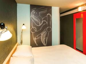 Postel nebo postele na pokoji v ubytování ibis Lorient Centre Hôtelier + 26 fotografií