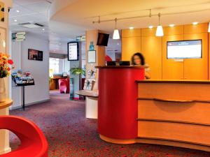 The lobby or reception area at ibis Lyon Est Bron