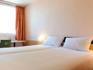Postel nebo postele na pokoji v ubytování ibis Lyon Est Bron