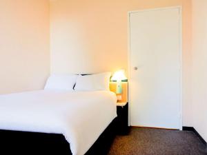 Postel nebo postele na pokoji v ubytování ibis Lyon Est Bron