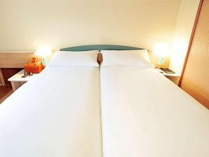 Postel nebo postele na pokoji v ubytování ibis Lyon Est Bron
