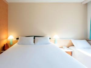 Postel nebo postele na pokoji v ubytování ibis Lyon Est Bron