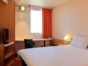 Postel nebo postele na pokoji v ubytování ibis Lyon Est Bron