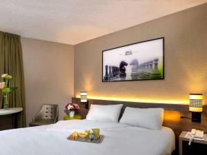 ibis Styles Rouen Nord-Barentin tesisinde bir odada yatak veya yataklar