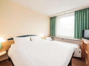 Postel nebo postele na pokoji v ubytování ibis Paderborn City