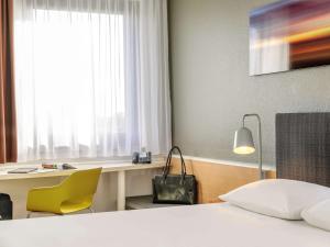 Ένα ή περισσότερα κρεβάτια σε δωμάτιο στο ibis Bremen City