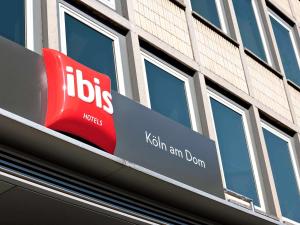 un cartello sul lato di un edificio di Ibis Hotel Köln Am Dom a Colonia
