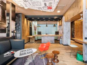 Posezení v ubytování Ibis Hotel Köln Am Dom