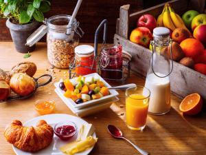 einen Tisch mit Früchten und anderen Lebensmitteln darauf in der Unterkunft Ibis Hotel Köln Am Dom in Köln