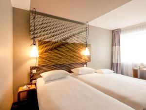 Postel nebo postele na pokoji v ubytování Ibis Hotel Köln Am Dom + 28 fotografií