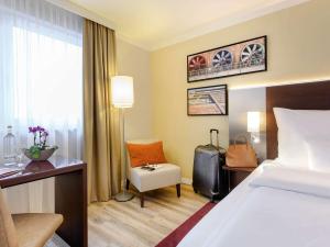 Postel nebo postele na pokoji v ubytování Mercure Hotel Duisburg City