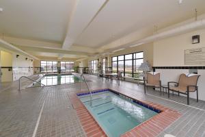 een zwembad in een gebouw met een zwembad bij Holiday Inn Express Rawlins, an IHG Hotel in Rawlins