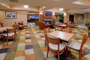 A restaurant or other place to eat at Holiday Inn Express Rawlins, an IHG Hotel