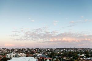 Ramada by Wyndham VetroBlu Scarborough Beach في بيرث: إطلالة على مدينة ذات سماء غائمة