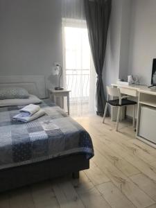 1 dormitorio con cama, escritorio y ventana en Szafranówka, en Władysławowo