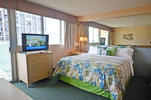 Aloha Surf 1205 Two Beds, Pool, Walk to WAIKIKI BEACH!