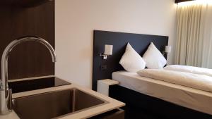 Postel nebo postele na pokoji v ubytování OY Hotel by WMM Hotels