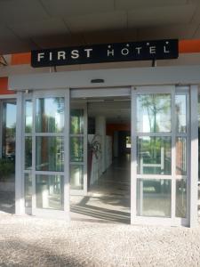 un bâtiment avec un premier hôtel avec ses portes ouvertes dans l'établissement First Hotel Malpensa, à Case Nuove