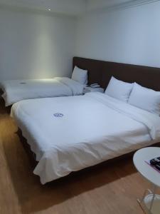 Postel nebo postele na pokoji v ubytování Hillside Hotel