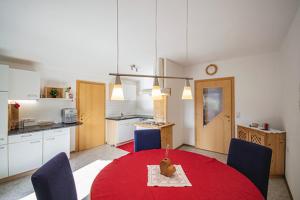 A kitchen or kitchenette at Ferienwohnung Kienast