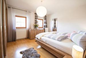 A bed or beds in a room at Ferienwohnung Kienast