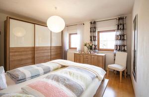 A bed or beds in a room at Ferienwohnung Kienast