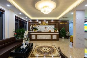 hol hotelu z recepcją w obiekcie Victoria Hotel Ninh Binh w mieście Ninh Binh