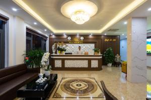 Un vestíbulo de un hotel con un mostrador de recepción en Victoria Hotel Ninh Binh, en Ninh Binh