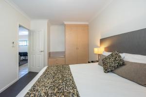 Postel nebo postele na pokoji v ubytování Coral Cay Resort