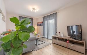 Una sala de estar con un sofá y un televisor. en Villa Frontera Croatia, en Poreč