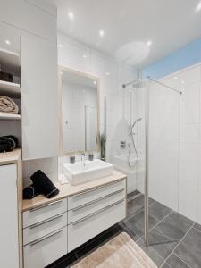 A bathroom at Lake View Apartment Seecorso