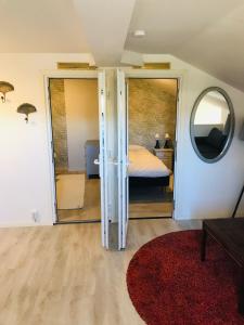 ein Schlafzimmer mit einem Bett und einem Spiegel in der Unterkunft Lägenhet med trädgård och egen parkering in Käglinge