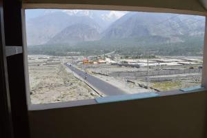 Blick auf eine Autobahn aus dem Fenster in der Unterkunft Shah Guest House in Gilgit