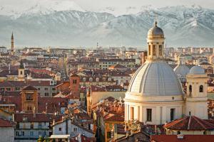 - une vue sur une ville avec un bâtiment et des montagnes dans l'établissement Delizioso appartamento cosy ristrutturato, à Parme