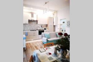 sala de estar con mesa y sofá en Delizioso appartamento cosy ristrutturato en Parma