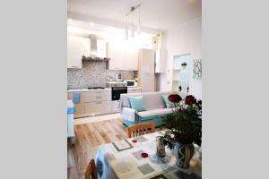 A kitchen or kitchenette at Delizioso appartamento cosy ristrutturato