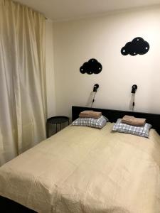 um quarto com uma cama com nuvens na parede em Raasiku Hotell em Raasiku