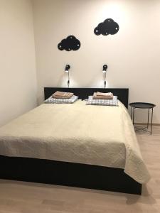 um quarto com uma cama com nuvens na parede em Raasiku Hotell em Raasiku