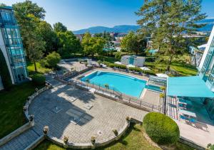 einen Blick über einen Pool in einem Gebäude in der Unterkunft Grand Hotel et Centre Thermal d'Yverdon-les-Bains in Yverdon-les-Bains