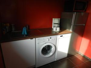 a kitchen with a washing machine and a refrigerator at Ferienwohnung Burgenblilck in Weinheim