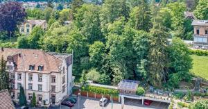 una vista aérea de una casa y árboles en Hotel Promenade en Schaffhausen